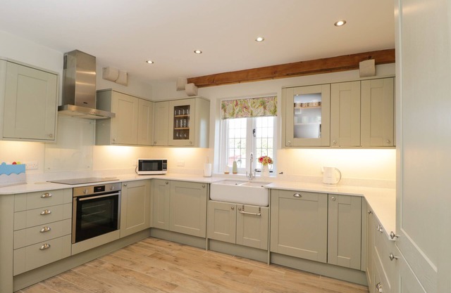 NORTH LODGE, family friendly, character holiday cottage in Sherston