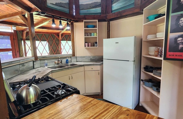North Shore 2-Story Rustic Yurt Glamping Lodge Tropical Nature Rental Near Beach