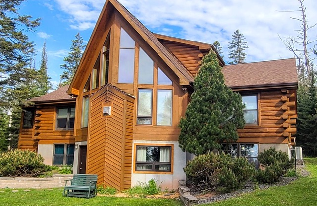 North Shore log cabin home overlooking Lake Superior