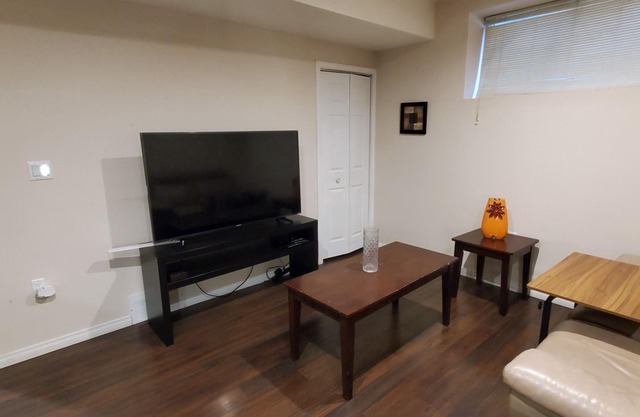 North Side of City 5 min to site bus One bedroom Basement