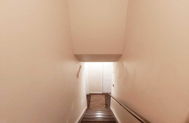 North Side Save 30 min driving to sites 5 min to bus stop Basement Studio.