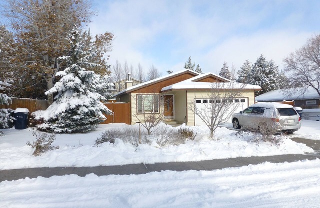 Northeast Bend House - Fenced yard - EV OUTLET Level 1 -Dogs are welcome!