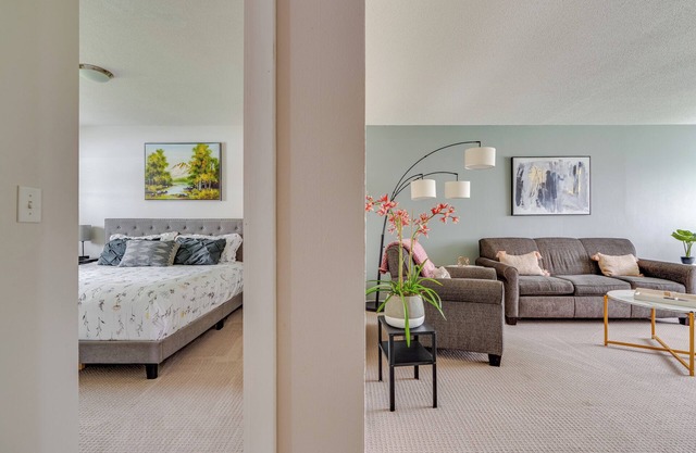 Northeast Charm, 5 miles to downtown!
