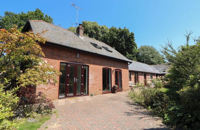 NORTHERN BYRE, pet friendly, character holiday cottage in Sopley