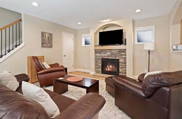 Northwest Bend Convenient Location - private walled deck, AC, light and bright