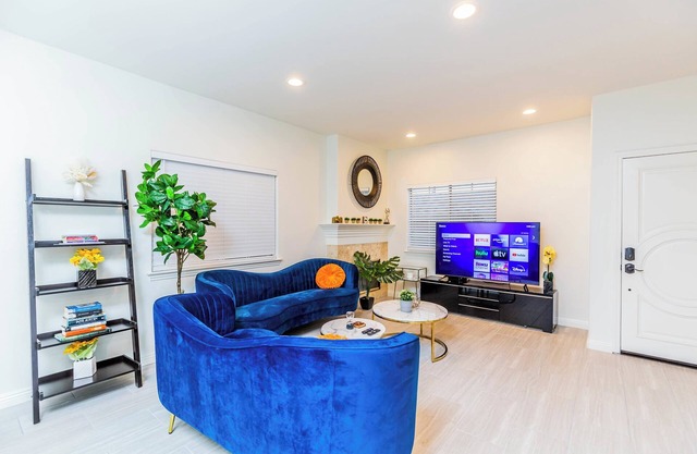 Not affected by the fire/Elegant Pasadena Retreat – Prime Comfort Awaits