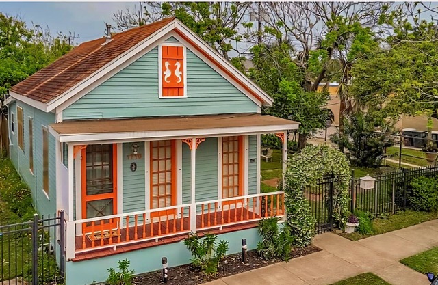 Notable Galveston Cottage/Steps to Seawall Beaches, Sunrises & Local Fun