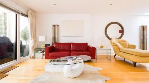 Notting Hill Luxury 3BR Duplex Modern Spacious Gem
