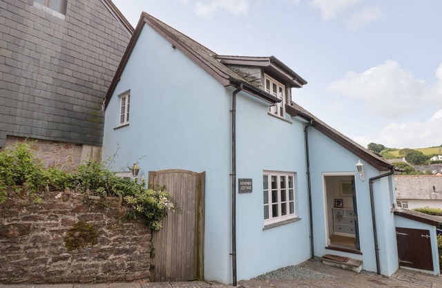 NOVEMBER COTTAGE, pet friendly, country holiday cottage in Dittisham