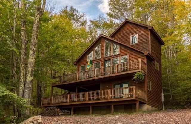 NP17-Romantic Getaway! Close to towns! Hot tub!