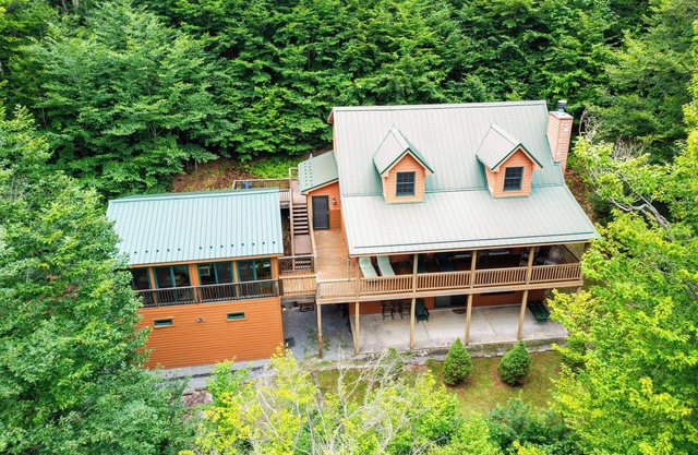 NP623- Very Secluded! Hot tub! Pets OK!