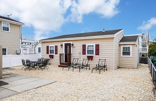 nPREMIER HOST-2BR SEASIDE PARK COTTAGE One Short Block to Beach, Kit, Liv Room n