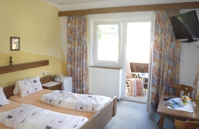 Nr. 4 Doppelzimmer mit Balkon, Dusche und WC - Privatpension Hedi