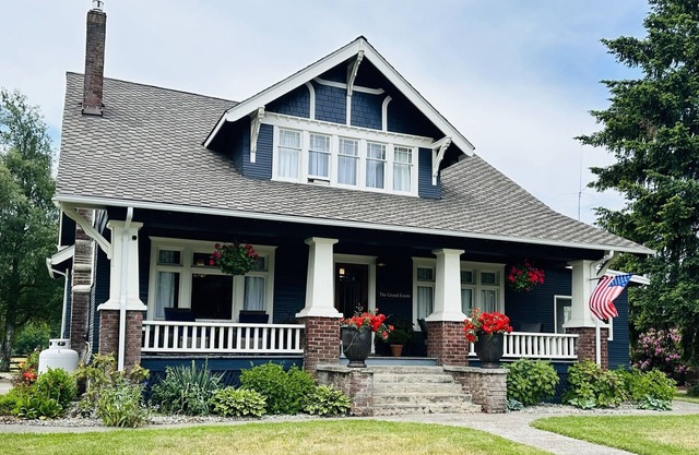 nRenovated farmhouse on 7 ac sleeps 16, hot tub, horses, AC, BBQ, huge kitchen