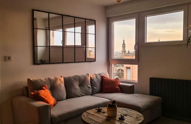 Nuevo! Acogedor Apartamento con Vistas al Pilar y Garaje