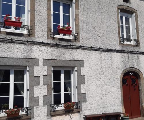 Number 22 - Le Dorat - Apartment 4 with garden & free parking