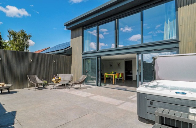 NUMBER 7, pet friendly, with hot tub in Bishop Sutton