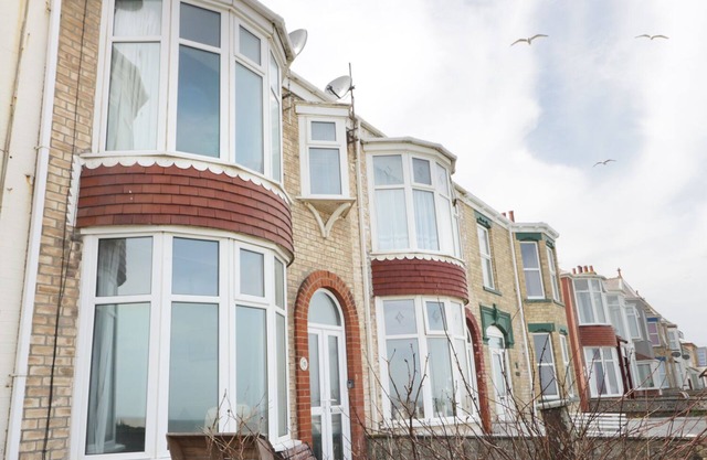 NUMBER FIFTEEN, pet friendly, character holiday cottage in Withernsea