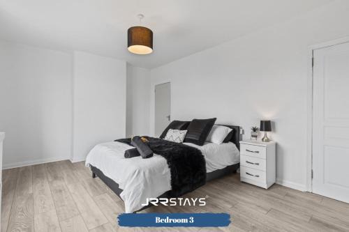 Nuneaton - Ideal 3 Bedroom, Wi-fi Parking, Sleeps 6 - JRR Stays