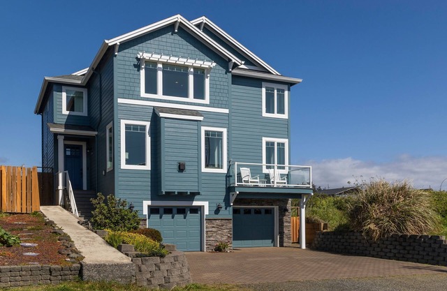 Nye Ki-Ki - in the Heart of Nye Beach, Sleeps 8, Heart of Nye Beach, Ocean View, Hot Tub, BBQ