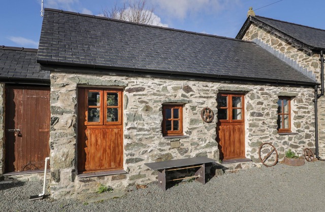 NYTH Y WENNOL, romantic, character holiday cottage in Llanfachraeth