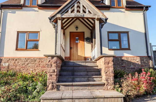OAK BANK COTTAGE, pet friendly, with open fire in Longhope