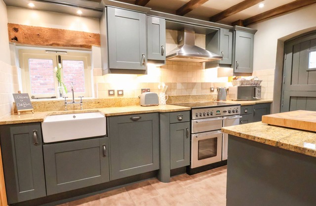OAK BARN, pet friendly, character holiday cottage in Sandbach