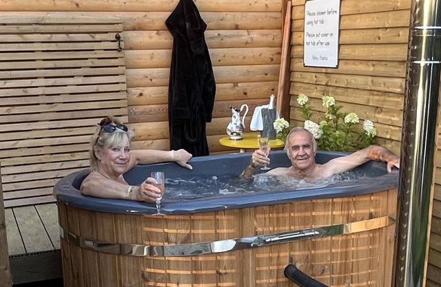 Oak Boutique Lodge includes hot tub, air con & dog