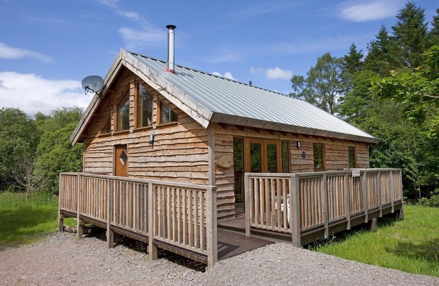 OAK is a charming, well equipped log cabin with hot tub and wood burning stove