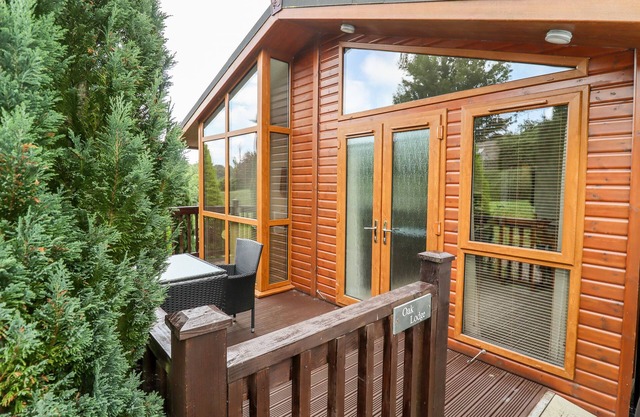 OAK LODGE, family friendly, luxury holiday cottage in Glasshouse