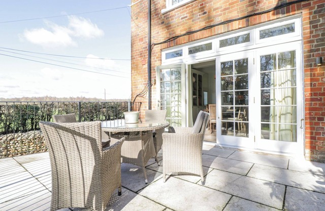 OAK, pet friendly, with pool in Kintbury