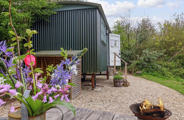 OAK SHEPHERD HUT, pet friendly, with open fire in Charmouth