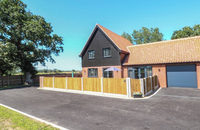 OAK TREE HOUSE, 1 HOMESTEAD GARDENS, family friendly in Filby