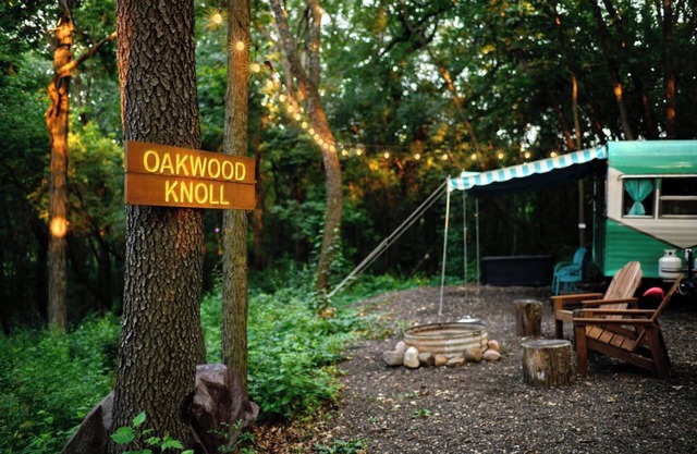 Oakwood Knoll - Vintage Camping Trailer
