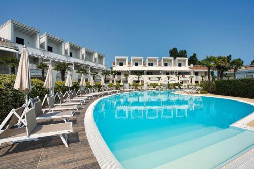 Oasi moderna con piscina a due passi dal mare