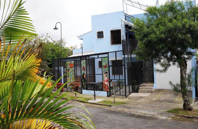 Oasis in Downtown next to Simon Bolivar Park with private balcony