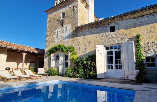 Oasis of peace and comfort. 14th-century maison de maître with swimming pool.