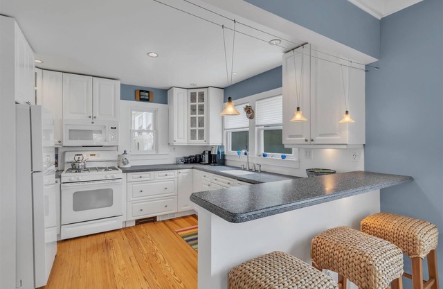 OCE1320 - Deceiving and immaculate beach-side Cape with private pool