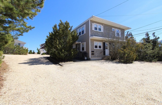 OCE1422U | Private Beach Access! Upper level 2BR 1ba unit w/parking, PETS!