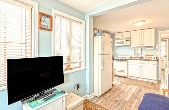 OCE222N1 - Renovated 1BR Beachside Rental w parking! 2 badges to beach!