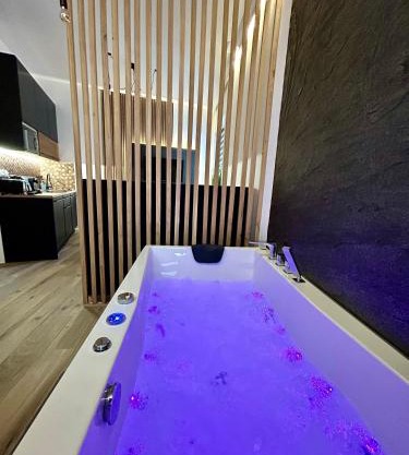Ocean Black jacuzzi