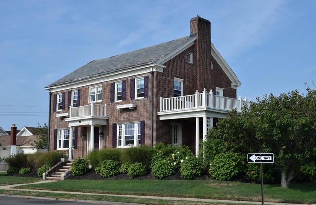 Ocean Block: Georgian Colonial 6 BR, Sweeping Ocean/Lake Views. Pet friendly!