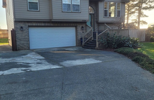 Ocean Blue View with apartment. A 4 bedroom home with AC, WiFi in Brookings, OR