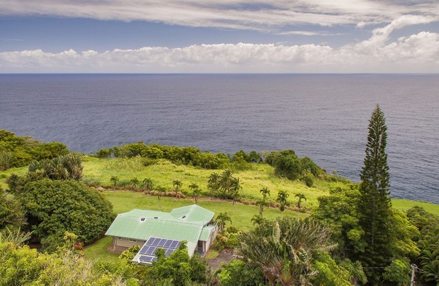 Ocean Bluff Home on Hamakua Coast - Hale Hamakua