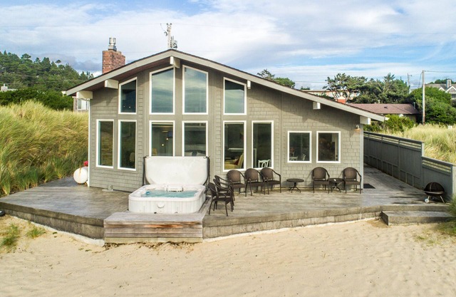 Ocean Breeze MCA#1374-Luxury Oceanfront, hot tub, 5 bdrm, gourmet kitchen