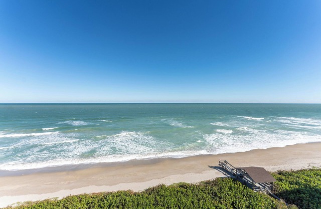 Ocean front 2-bedroom 2 bath condo, spectacular views, fully furnished