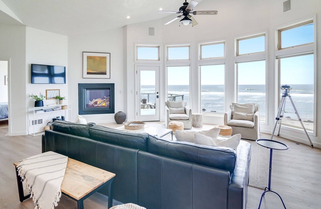 Ocean Front, Commanding Views, Sandy Beach, Seal Rock!