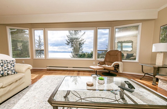 Ocean Front Home w/Breathtaking Views & Hot Tub