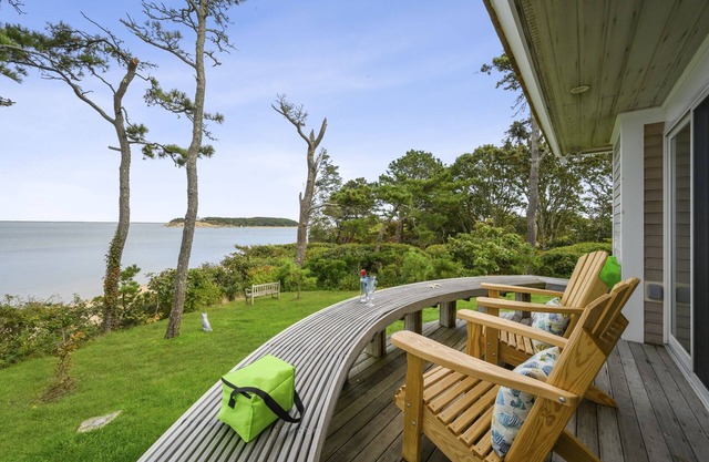 Ocean front, pets ok, private beach, AC, Wifi