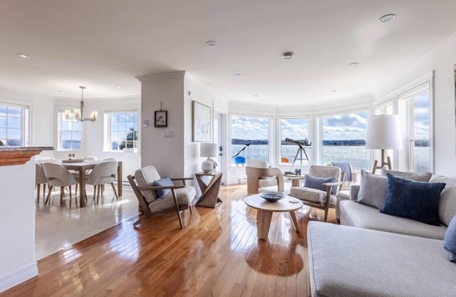 Ocean Front, Shoreline access from property, Main Floor Master with ensuite.